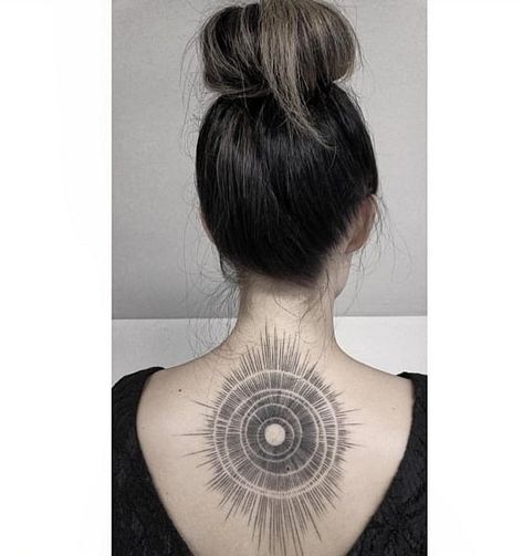 Image Circular Back Tattoo, Grunge Tattoo Ideas, Tattoo Sonne, Spiral Tattoos, Girl Back Tattoos, Grunge Tattoo, Circle Tattoo, Circle Tattoos, Marquesan Tattoos