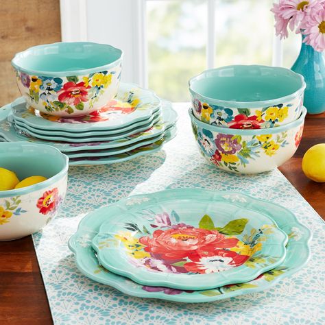 Those florals are just so cheerful. 🥰 Pioneer Woman Dinnerware, Dinnerware Sets Walmart, Pioneer Woman Dishes, Pioneer Woman Kitchen Decor, Pioneer Woman Kitchen, The Pioneer Woman, Sweet Romance, Kitchen Themes, Dish Sets