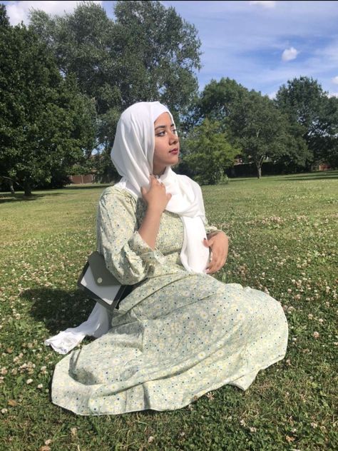 Floral Hijab Dress, Hijabi Floral Dress, Floral Dress Hijab, Green Dress Hijab, White Hijab Outfit, Dress For Hijab, Green Dress Aesthetic, Pastel Green Dress, Hijabi Dresses