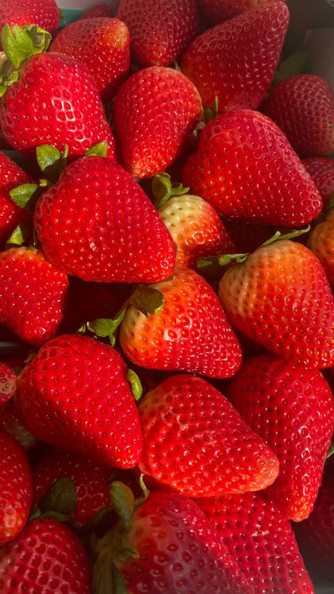 Strawberries, fruit, cottage core Beautiful Fruits, Healthy Food Motivation, Pretty Food, I Love Food, Aesthetic Food, Love Food, Strawberries, Healthy Snacks, Food And Drink