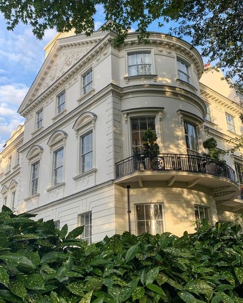 The Georgian Group on Instagram: “The grade II-listed Stornoway House overlooking Green Park, London. Built 1794-96 by Samuel Wyatt for Lord Grenville. From 1926 it was…” Georgian Apartment Interiors, Georgian House London, Modern Georgian House, Modern Georgian, Cosy Candles, Heritage Architecture, Georgian House, Georgian Townhouse, Georgian Architecture