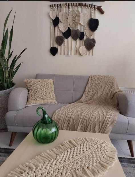 Macrame Living Room, Macrame Baby Room, Macrame Interior, Runner Macrame, Crochet Wall Hanging, Macrame Runner, Wall Hanging Designs, Boho Crafts Diy, Macrame Table Runner