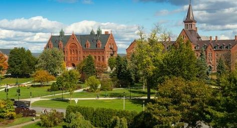 University of Vermont packing list University Of Vermont, New England Aesthetic, Oxford College, Burlington Vermont, College Aesthetic, Dream College, Lake Champlain, University Life, Dream School