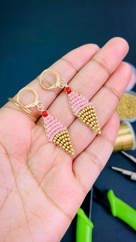 Diy cono de Helado en alambrismo (facil , rápido y bonito) 🫶🏻💕 en 2022 | Bisuteria aretes, Pendientes bisuteria, Hacer pulseras bisuteria Diy Rhinestone Earrings, Jnr Choi, Seed Bead Bracelets Tutorials, Anting Manik, Diy Leather Bracelet, Bijoux Fil Aluminium, Bracelets Handmade Diy, Pinterest Diy, Handmade Jewelry Tutorials