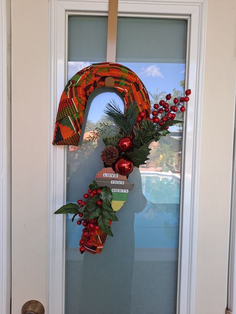 Kwanza Door Decorations, Kwanzaa Wreath Front Doors, Kwanzaa Decor, Juneteenth Wreath Ideas, Kwanzaa Ornaments, Kinara Kwanzaa, African American Holidays, African Christmas, African Pillow