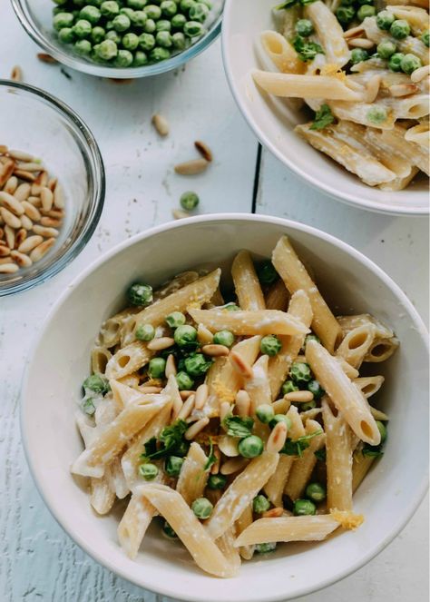 Say hello to spring and warmer weather with this fresh Pasta with Peas and Ricotta. Creamy ricotta in every bite and a touch of vibrant fresh lemon zest and juice make this the perfect weeknight pasta dish. #pasta #spring #recipe #vegetarian #comfortfood Pasta With Ricotta, Italian Easter Bread, Weeknight Pasta, Pasta With Peas, Vegetarian Mains, Ricotta Recipes, Ricotta Pasta, Food Fast, Easter Bread