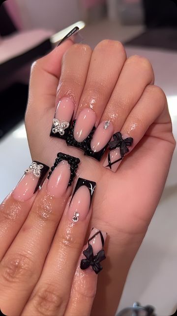 •𝙽𝚊𝚒𝚕��𝚜𝙱𝚢𝙱𝚛𝚎𝚗𝚍𝚊🤍• on Instagram Black And White Nails With Bows, Girly Black Nails, Bow Nails Square, Black Short Acrylics, Black French Tip With Bow, Cute Nails With Bows, Nail Ideas With Bows, Black Charm Nails, New Years Nail Designs Black