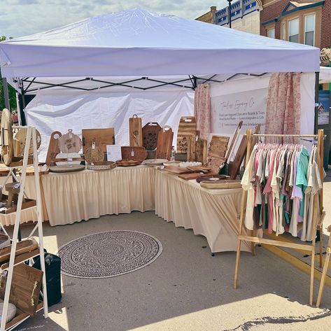 It was such a great day downtown Jefferson yesterday for the Best Dam Art Fair! We’ll definitely be back in 2025 and hope to see you there! 🌸🌞 Summer markets are in FULL SWING! Check out where we’ll be the rest of the summer here: https://timelessengravingco.com/2024-event-schedule/ My hunny built me these clothing rack that I finally got to try out, too! They work perfectly and are the fabulous addition to my booth. #outdoormarketsetup #vendorpopups #laserengravings #SmallBusiness #summe... Photography Craft Fair Booth, Coral Cottage, Booth Display Ideas Diy, Corner Booth, Booth Setup, Craft Fair Booth Display, Vintage Booth, Craft Show Booths, Stall Display