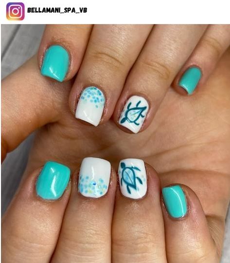 Mermaid Toenails Art Designs, Short Nail Designs Hawaii, Short Nails Beach Theme, Bermuda Nail Designs, Turtle Pedicure Ideas, Turtle Gel Nails, Sea Turtle Pedicure Designs, Beach Nails Turtle, Tropical Christmas Nails Art Designs