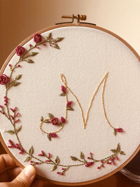 Initial Hand Embroidery, M Embroidery Letter, Embroidery Gifts For Him, Embroidery For Wedding, Hand Embroidery Letters, Embroidery Lettering, Crafts Homemade, Embroidery Stitches Beginner, Valentine Embroidery