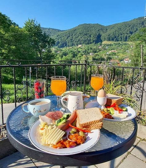 Breakfast Outside Aesthetic, Outdoor Breakfast Table, Breakfast In Mountains, Mountain Breakfast, Vacation Breakfast Aesthetic, Hotel Breakfast Photography, Outdoor Breakfast, Garden Breakfast, Breakfast Vacation