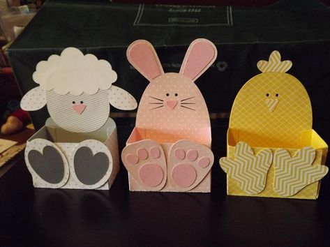 Påskeaktiviteter For Barn, Easter Paper Crafts, Easter Basket Crafts, Personalized Easter Basket, Easter Basket Diy, Easter Projects, Easter Art, Paper Animals, Bunny Crafts