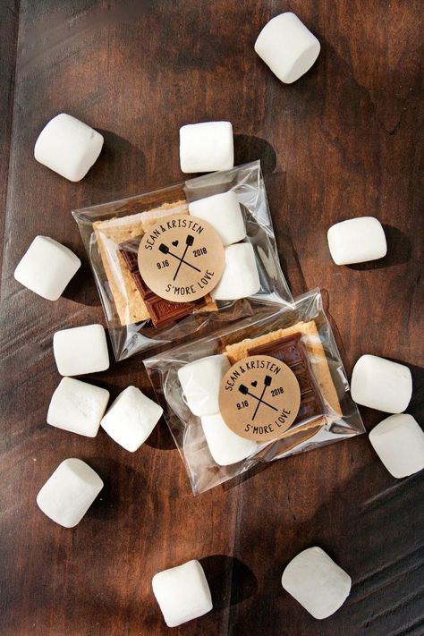 Camping Theme Wedding, Smores Wedding Favors, Creative Wedding Favors, Inexpensive Wedding Favors, Cheap Favors, Wedding Table Names, Elegant Wedding Favors, Best Wedding Favors, Bridal Shower Diy