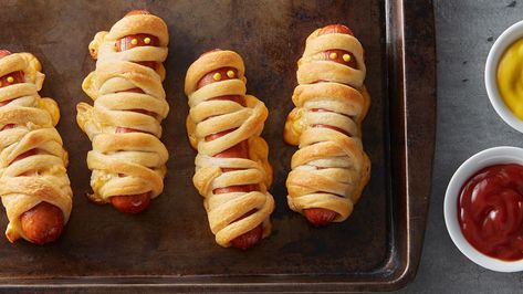 We’re all wrapped up in how adorable and crazy-easy these mummy recipes are to make. Say hello to your family’s new favorite Halloween tradition! Snack Halloween, Mummy Hot Dogs, Scary Halloween Food, Halloween Appetizers Easy, Mummy Recipes, Mummy Dogs, Halloween Camping, Appetizers For Kids, Halloween Appetizers