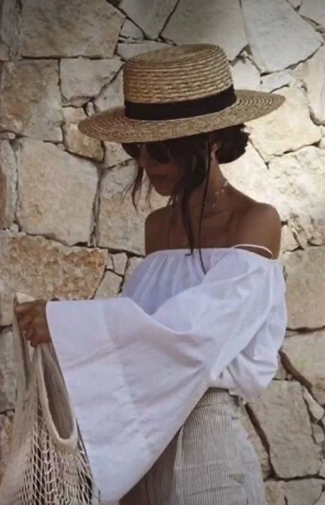 Classy Bohemian, Look Boho Chic, Europe Outfits, Summer Vacation Outfits, Vacay Outfits, Italy Outfits, Foto Poses, Outfits With Hats, Vacation Outfits