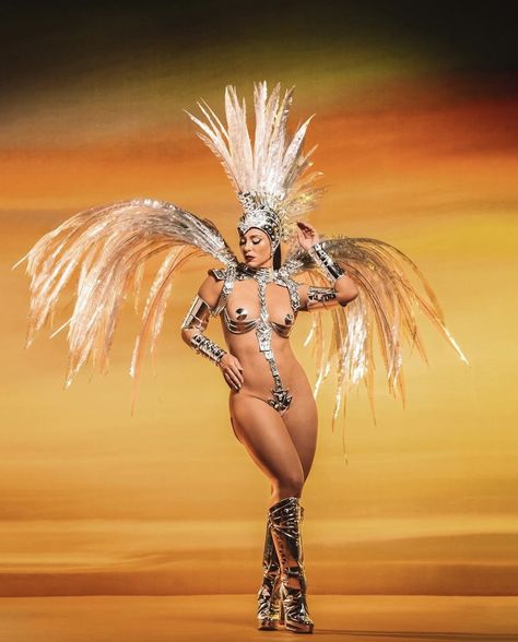 Brazilian Carnival Costumes, Carnival Girl, Carnaval Costume, Carnival Costumes, Light Design, Fashion Board, Muscle Women, Curvy Girl Fashion, Cabaret