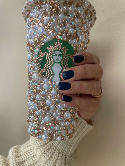 Starbucks Cups Rhinestones, Custom Bling Cups, Pearl Rhinestone Tumbler, Starbucks Bling Cup, Rhinestone Tumbler Lids, Bling Cup Ideas, Crafts With Rhinestones, Starbucks Cups Personalized Glitter, Diy Rhinestone Tumbler