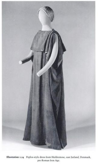 Image from the Cambridge History of Western Textiles, Volume 1, page 63 Category: Bog Dress Celtic Costume, Roman Clothes, Sca Costumes, Celtic Clothing, Greek Dress, Celtic Dress, Aged Clothing, Medieval Garb, Medieval Costume