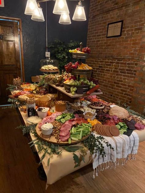 Grazing Table For 30 People, Catering Food Displays Presentation, Charcuterie Island, Large Charcuterie Board Ideas, Alanna Wedding, Rustic Food Display, Wedding Appetizer Table, Holiday Jam, Party Tips And Tricks