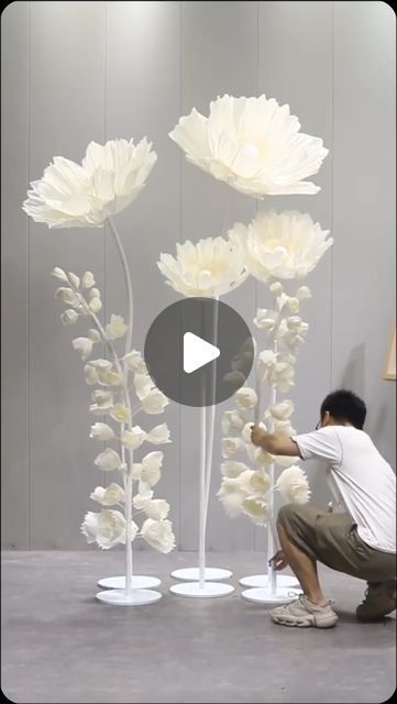 Giant Flowers Wedding, Giant Flower Backdrop, Hobby Aesthetic, Fake Flowers Wedding, Large Floral Arrangements, Large Flower Arrangements, Flower Installation, Wedding Buffet, Large Paper Flowers