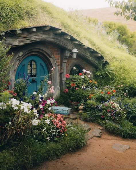 Hobbiton New Zealand, Cottagecore Aesthetic Wallpaper, Casa Hobbit, Cottagecore Cottage, Cottage In The Woods, Hobbit House, The Shire, Destination Voyage, Middle Earth