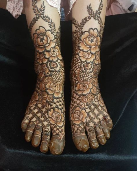 Dubai bridal feet mehndi designs Bridal Feet Mehndi Designs, Bridal Feet Mehndi, Feet Mehndi Designs, Latest Mehndi Designs Wedding, Leg Mehendi Design, Feet Mehndi, Front Mehndi Design, Khafif Mehndi Design, Leg Mehndi