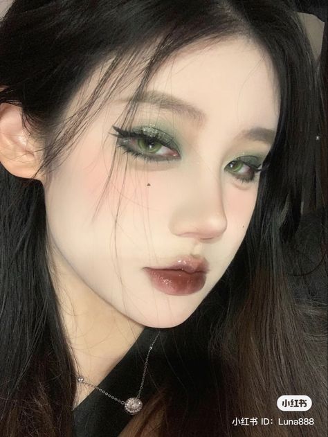 Green Makeup Aesthetic, Cute Aesthetic Makeup, Maquillaje Douyin, Makeup Douyin, Aesthetic Asian, Body Mousse, Green Makeup, Makeup Aesthetic, Gothic Makeup