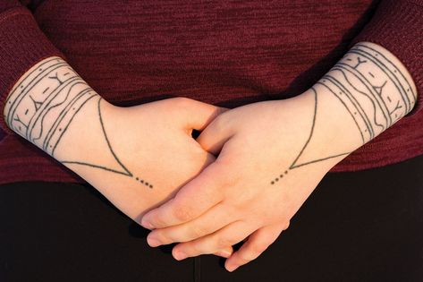 Kakiniit: The art of Inuit tattooing | Canadian Geographic Inuit Hand Tattoo, Kakiniit Tattoo, Inuit Tattoos Men, Inupiaq Tattoo, Inuit Aesthetic, Inuit Tattoos, Chin Tattoo, Symbol Tattoos With Meaning, Canada Tattoo