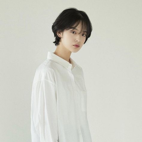 𝕔𝕙𝕒𝕚𝕪𝕦𝕟𝕜𝕚 ︴grown two block! Two Block Haircut, Ulzzang Hair, Androgynous Hair, Short Hair Tomboy, Korean Short Hair, Asian Short Hair, Hair Inspiration Short, Shot Hair Styles, Lace Hair