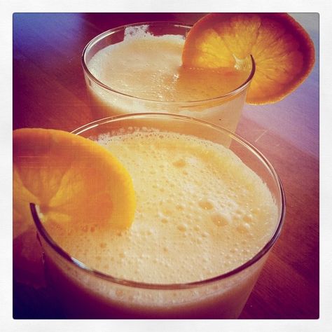 Pioneer Woman's version of an Orange Julius!  Sunrise Punch recipe:  2 cups orange juice.  2 cups pineapple juice.  2 cups whole milk.  1/2 cup powdered sugar.  2 tablespoons meringue powder.   2 teaspoons vanilla.  Fill rest of blender with ice and blend! Yummy.  I split the recipe in half. Plenty for 2-3 people! Sunrise Punch, Ree Drummond Recipes, Smoothie Popsicles, Orange Julius, Meringue Powder, Punch Recipe, Delicious Drink Recipes, Pioneer Woman Recipes, Breakfast Drink