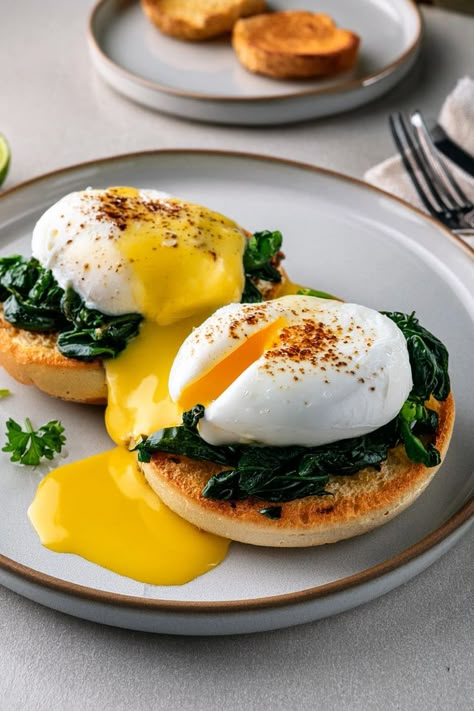 Savor a brunch classic with this Vegetarian Eggs Benedict recipe. Featuring perfectly poached eggs and sautéed spinach atop a toasted English muffin, all topped with a rich and creamy hollandaise sauce, this dish is perfect for a leisurely weekend breakfast or brunch. Elegant, delicious, and satisfying, it’s sure to become a favorite at your table. Eggs Benedict With Spinach, Vegetarian English Breakfast, Egg Benedict Recipe, Toast Ideas Breakfast, French Breakfast Recipes, Chef And The Farmer, Elegant Breakfast, European Breakfast, Menu Breakfast