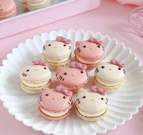 Hello Kity Cakes, Sanrio Macaron, Hello Kitty Desserts, Hello Kitty Macarons, Hello Kitty Treats, Hello Kitty Snacks, Hello Kitty Birthday Party Ideas, Bolo Da Hello Kitty, Sanrio Birthday