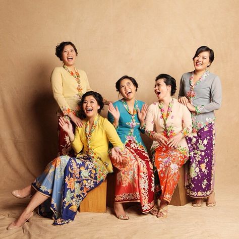 A group of Nonyas, all wearing the Peranakan Sarong-Kebaya Peranakan Culture, Bridesmaid Kebaya, Kebaya Nyonya, Nyonya Kebaya, Indonesian Clothing, Kebaya Bridesmaid, Indonesian Kebaya, Blue Sarong, Indonesian Fashion