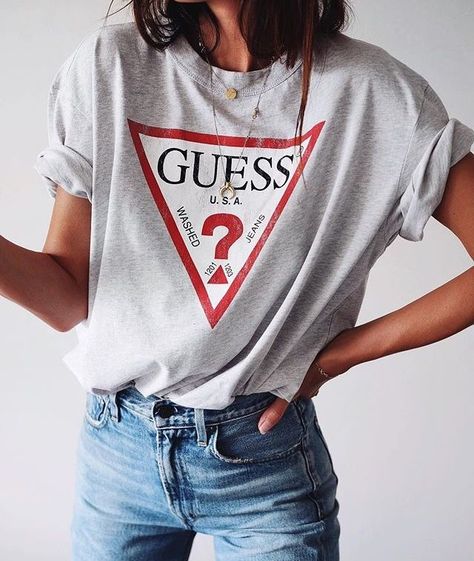 styling graphic tee, guess t-shirt, styling t-shirt, styling jeans and tee, graphic tee style, fall fashion Guess Clothing, Casual Skirt Outfits, Tshirt Outfits, Pinterest Fashion, Guess Jeans, Inspiration Mode, Ladies Dress Design, Outfits Casuales, Casual Jeans