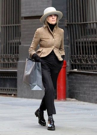 How to Wear a Beige Wool Hat For Women (98 looks & outfits) | Women's Fashion | Lookastic.com Diane Keaton Style Outfits, Black Leather Oxfords, Mode Chanel, Diane Keaton, Nyc Shopping, Advanced Style, Ageless Style, Black Turtleneck, Looks Chic