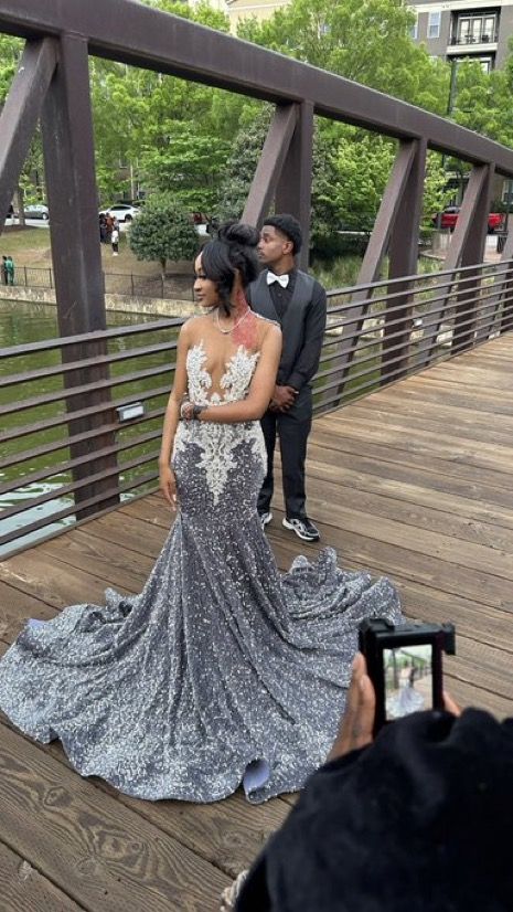 Prom Dresses 2024 Black Women, Prom Dress Aesthetic, Prom Fits, Prom Dresses Black Women, Silver Prom Dress, Evening Dress Long, Sparkly Prom Dresses, Gorgeous Prom Dresses, Prom Girl Dresses