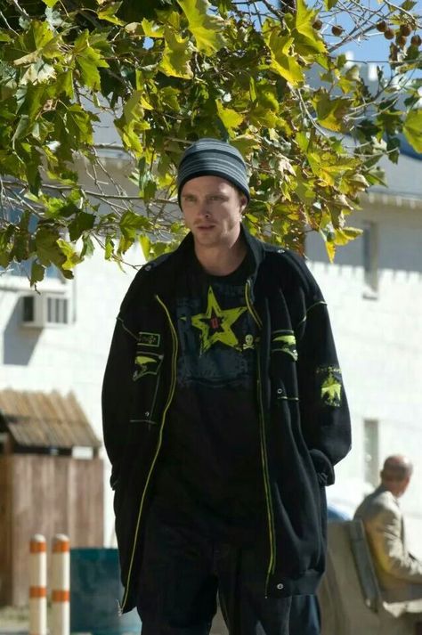 He's on a mission! Jessie Breaking Bad Outfits, Jesse Breaking Bad Outfits, Jesse Pinkman Fits, Jesse Pinkman Clothes, Jesse Pinkman Outfit, Breaking Bad Jesse, Better Call Saul Breaking Bad, Jesse Pinkman, Aaron Paul