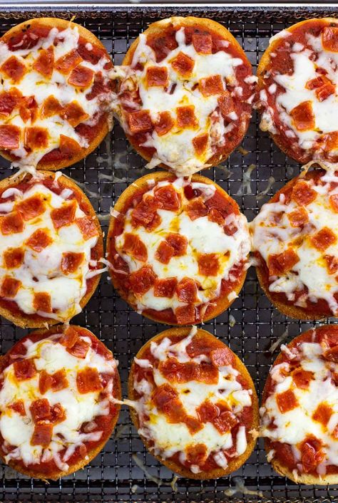 Mini Pizzas In Air Fryer, Air Fryer Pizza Bagels, Pizza Bagels In Air Fryer, Mini Bagel Bites, Bagel Thins Pizza, Mini Pizza Bagels, Toaster Oven Pizza, Mini Bagel Pizza, Cuisinart Recipes