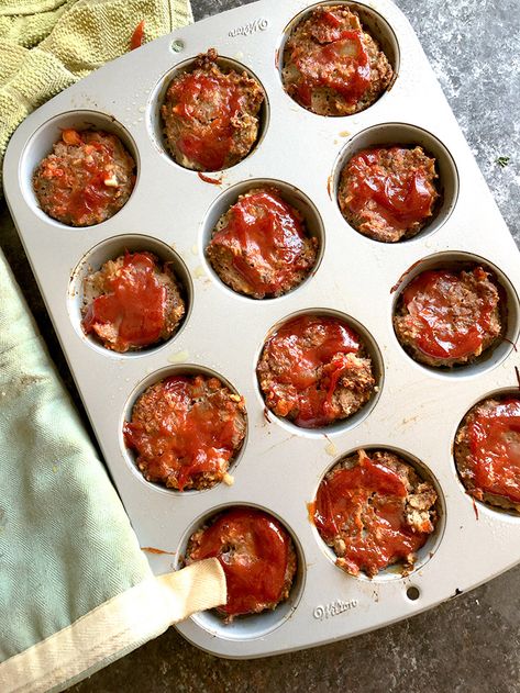 Making meatloaf in a standard muffin tin cup is a great way to help with portion control, and you know what a serving size is. 2 of these mini meatloaves are 2 points and only 276 calories. Easy Meatloaf Muffins, Weight Watchers Meatloaf, Meatloaf Muffins Recipe, Mini Meatloaf Muffins, Mini Meatloaf, Mini Meatloaves, Italian Meatloaf, How To Make Meatloaf, Mini Meatloafs