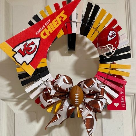 Homemade KC Chiefs Wreaths Kansas City Chiefs Wreath Diy, Kc Chiefs Wreath, Kansas City Chiefs Clothes, Chiefs Wreath, Cheifs Football, Football Team Wreaths, Kansas City Chiefs Craft, Chiefs Crafts, Kc Cheifs