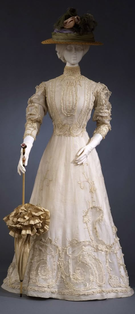 Day dress, Italian manufacture, c. 1903-05, at the Pitti Palace Costume Gallery. Via Europeana Fashion. 1900 Day Dress, Vintage Italian Dress, 1910 Day Dress, Victorian Era Dresses Simple, 1903 Fashion, Edwardian Fashion Women, Edwardian Summer Dress, 1900's Dress, 1905 Dress