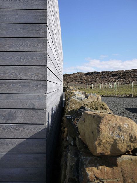 Borreraig House on a Scottish island by Dualchas Architects Gable Roof Design, Rustic Photography, Rustic Cafe, Rustic Apartment, Rustic Restaurant, Rustic Porch, Rustic Fireplaces, Rustic Bench, Rustic Curtains