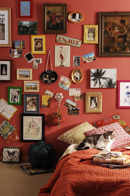 OBSESSED with this arrangement of photos and other knick-knacks and the color of this wall!  (via the Interior Styling group on Flickr; photographed by Engin Yildiz, styled by Gozde Eker) Bohemian Bedroom Diy, Wes Anderson Decor, Bohemian Bedrooms, Bedroom Ideas Hippie, Red Wall, Deco Boheme, Bohemian Bedroom, Wes Anderson