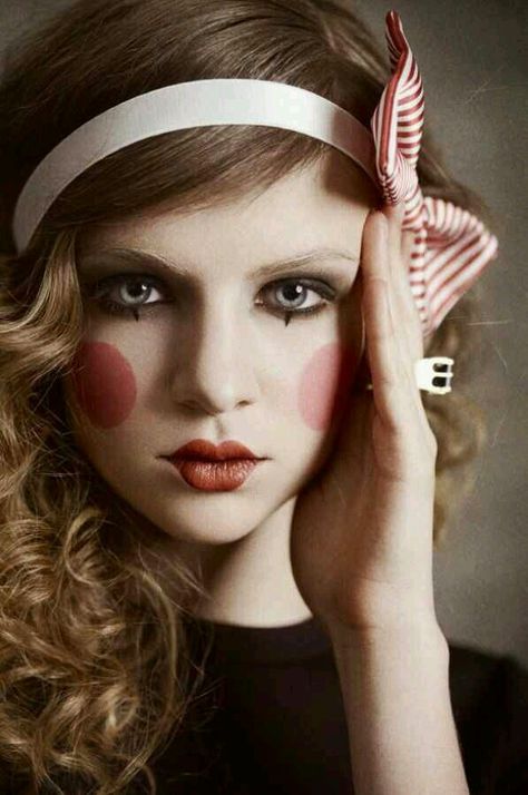 I love these red cheeks! Doll Make Up, Doll Makeup Halloween, Circus Makeup, Make Carnaval, Carnival Makeup, Circus Costume, Photographie Portrait Inspiration, Unique Makeup, Doll Makeup