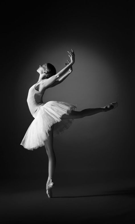 Ballet Silhouette Photography, Ballerina Portrait Photography, Ballerina Photography Black And White, Ballet Portrait Photography, Black And White Dance Photography, Ballet Headshots, Ballet Poses Photography, Dancing Portrait, Ballet Portraits