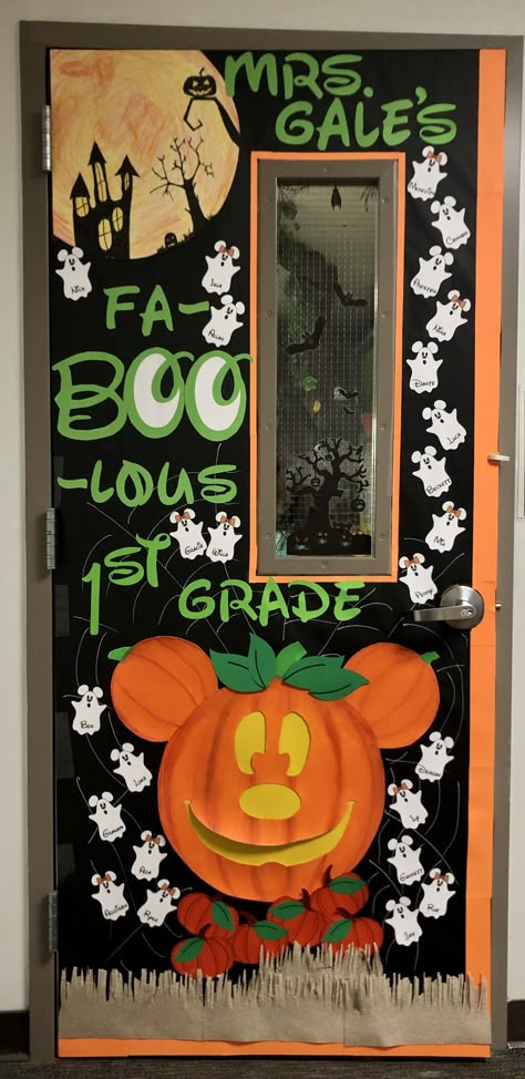 Fall School Doors, Halloween Door Decorations Classroom, Fall Classroom Door, Halloween Doors, Halloween Classroom Door, Halloween Classroom Decorations, Disney Themed Classroom, Halloween Bulletin Boards, Halloween Infantil