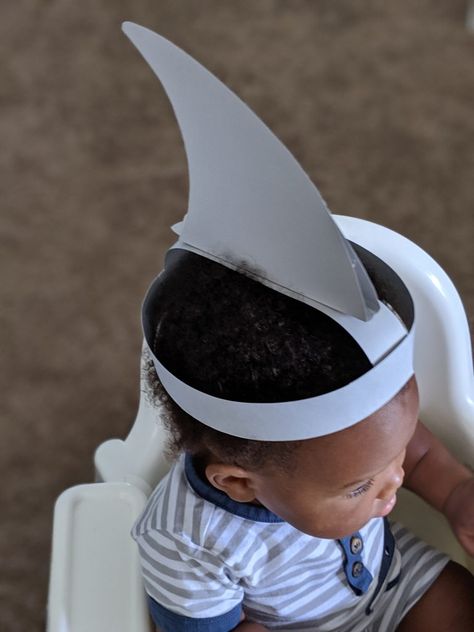 Awesome Shark Fin Hat Craft That Kids Will Love - Crafting A Fun Life Diy Shark Fin, Shark Fin Hat, Shark Headband, Childrens Museum Ideas, Nemo Costume, Shark Shirts, Summer Activities For Toddlers, Fish Mask, Shark Craft