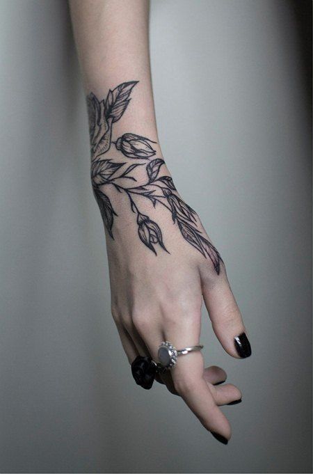 Hand Tattoos Femine, Womens Wrist Tattoos, Dark Academia Tattoos, Tattoo Planning, Botanisches Tattoo, Organic Minimalism, Wing Tattoos, Biblical Tattoos, Tattoo Diy