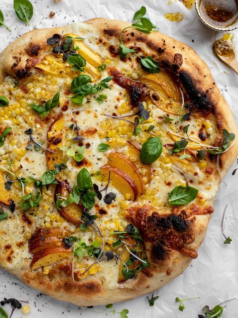 Corn Peach Pizza with Chili Garlic Sauce - Corn and Peach Pizza Pizza With Corn, Peach Pizza, Corn Pizza, Summer Pizza, Savoury Tarts, Ricotta Pizza, Pizza Vegana, Flat Breads, Grilled Pizza