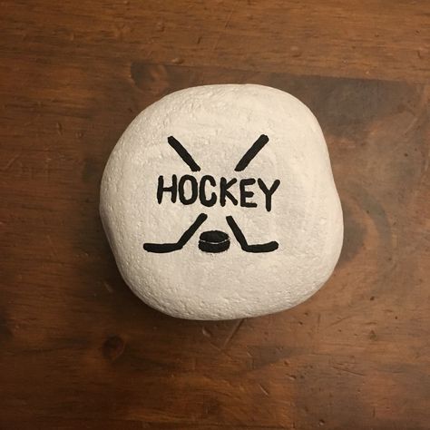 Hockey painted rock Hockey Painting Easy, Hockey Painting Ideas, Hockey Painted Rocks, Hockey Painting, Sports Paint, Chicken Scratch Patterns, Hockey Crafts, Funny Rock, Rock Sculpture